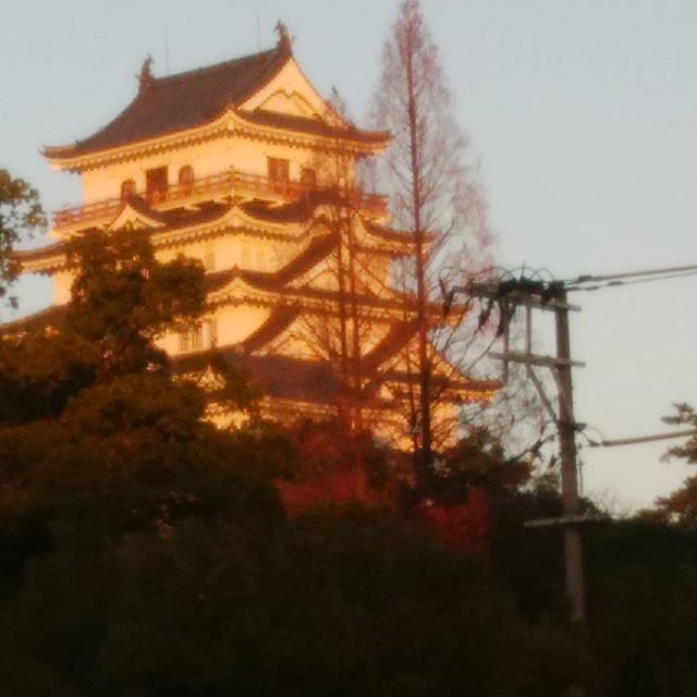 朝日を浴びる　福山城