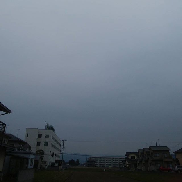 3/30  8:45  今朝の神辺の空　ドヨヨンとした空　暑くなるんだそうです