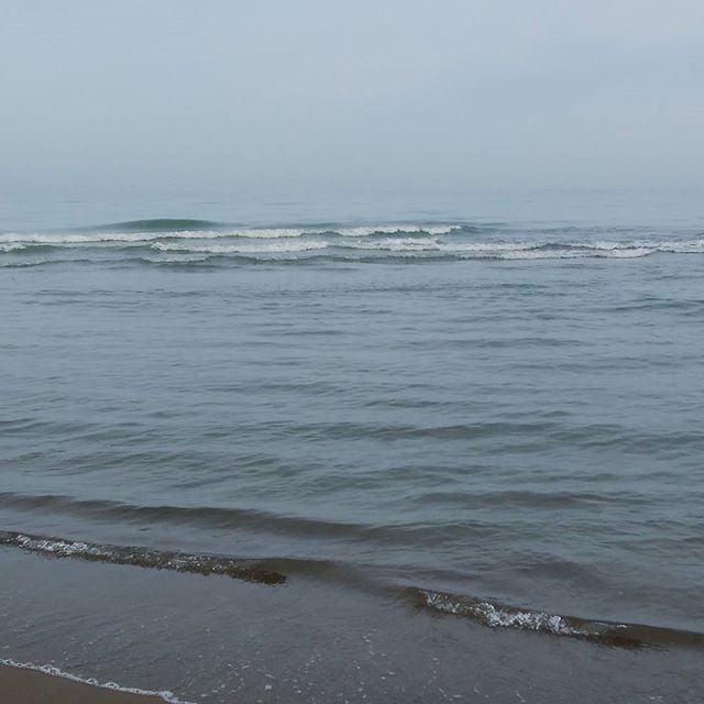 朝の日本海　波が怒っているように音を立ててやってくる