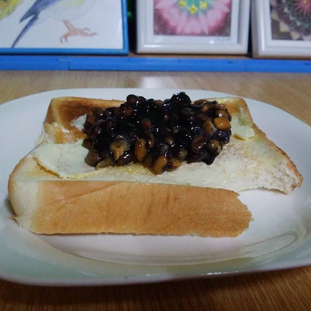 一口食べてめちゃくちゃ美味いので納豆とブルーベリーを混ぜてみました　気持ち悪いって言ってないですか？　#福山神辺#納豆#ブルーベリー