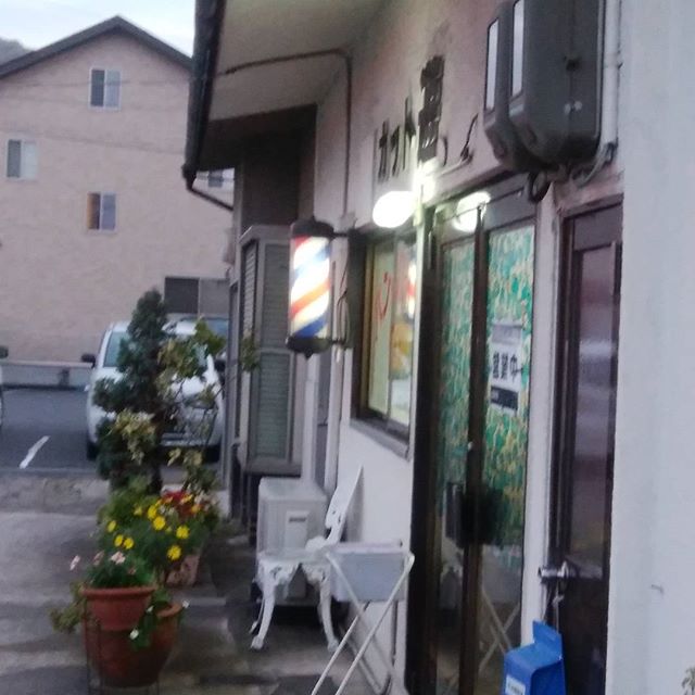 朝5:30からやっている床屋さん　ウォーキングの途中　顔剃り　シャンプーしていただきました　感じの良いご夫婦でしたよ　それに安くて上手でした　今日は初めての人が多いなとご主人が言われてました　岡山から来ている人も。#福山神辺#初めての床屋さん#親切