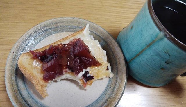 一口パックンイケる！勝手に作ったjam！すぼれたリンゴ二個無農薬のレモンすこ～し残っていたグミ酒　砂糖を加えてジャム風な物一口で大好きになったが二度と同じ物は作れませ～ん#福山神辺#ジャム風#グミ