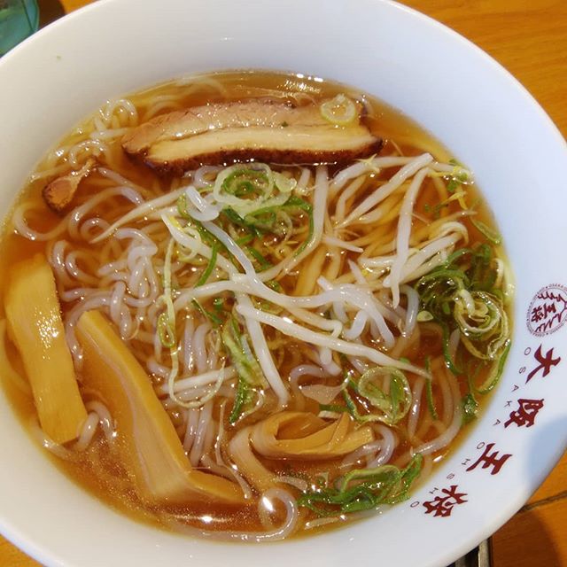 またまた行って来ましたシラタキラーメンアッサリしてスープが美味い糸こんにゃくとどう違うのか店の人に尋ねる面倒くさいお客でゴメンな関東の方はシラタキそれよりこっちは糸こんにゃくと言うまぁどっちでも良い美味しいんだもの#福山神辺#ラーメン #しらたき#糸こんにゃく