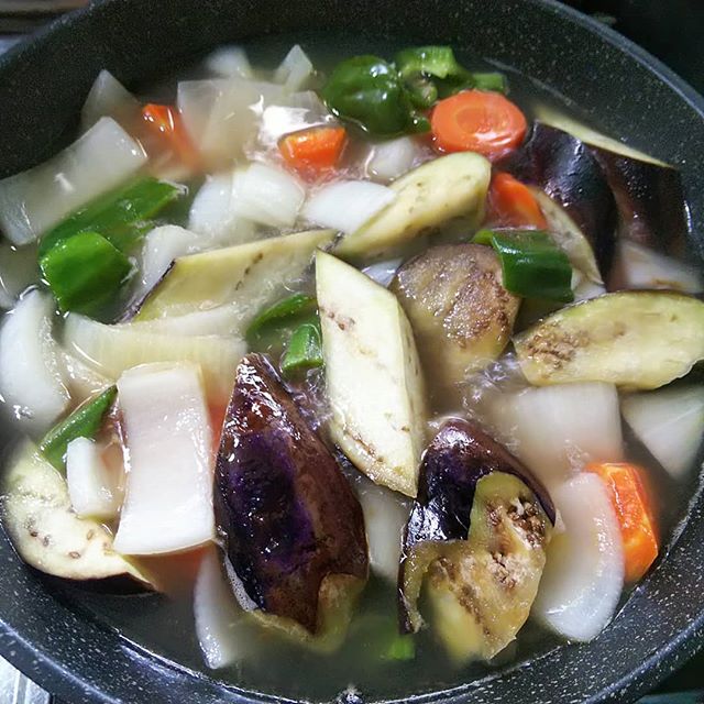 今朝はお肉のない野菜だけのカレーを作っていますどうなるんだろう？美味しいか美味しくないかもう少ししたら解る ＃福山神辺＃肉なしカレー