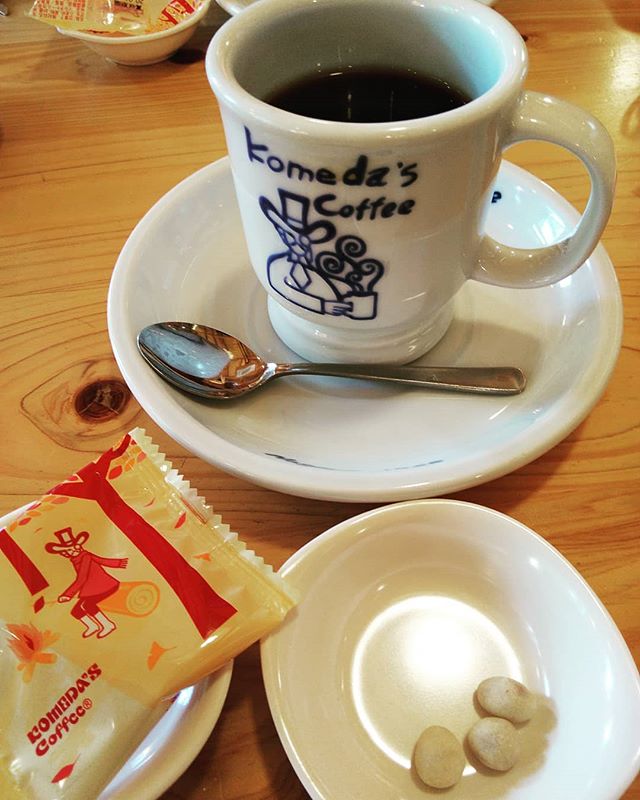 どうしてもコメダのコーヒーが飲みたくなって来店 やっぱり美味しい️ 店内のQRコードでアンケートしたら豆菓子がもう一つラッキーでした️ #福山神辺 #コメダ珈琲 #アンケート