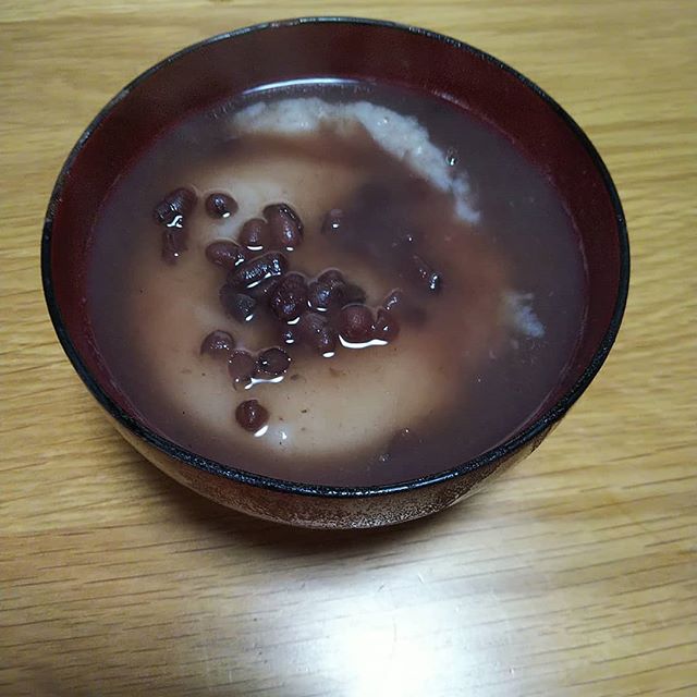 息子たちが作ったお米で餅つきをしたとか豆餅も塩加減よく美味かった白い餅はぜんざいにのびがよくて格別美味かった#福山神辺#もちつき#ぜんざい万歳