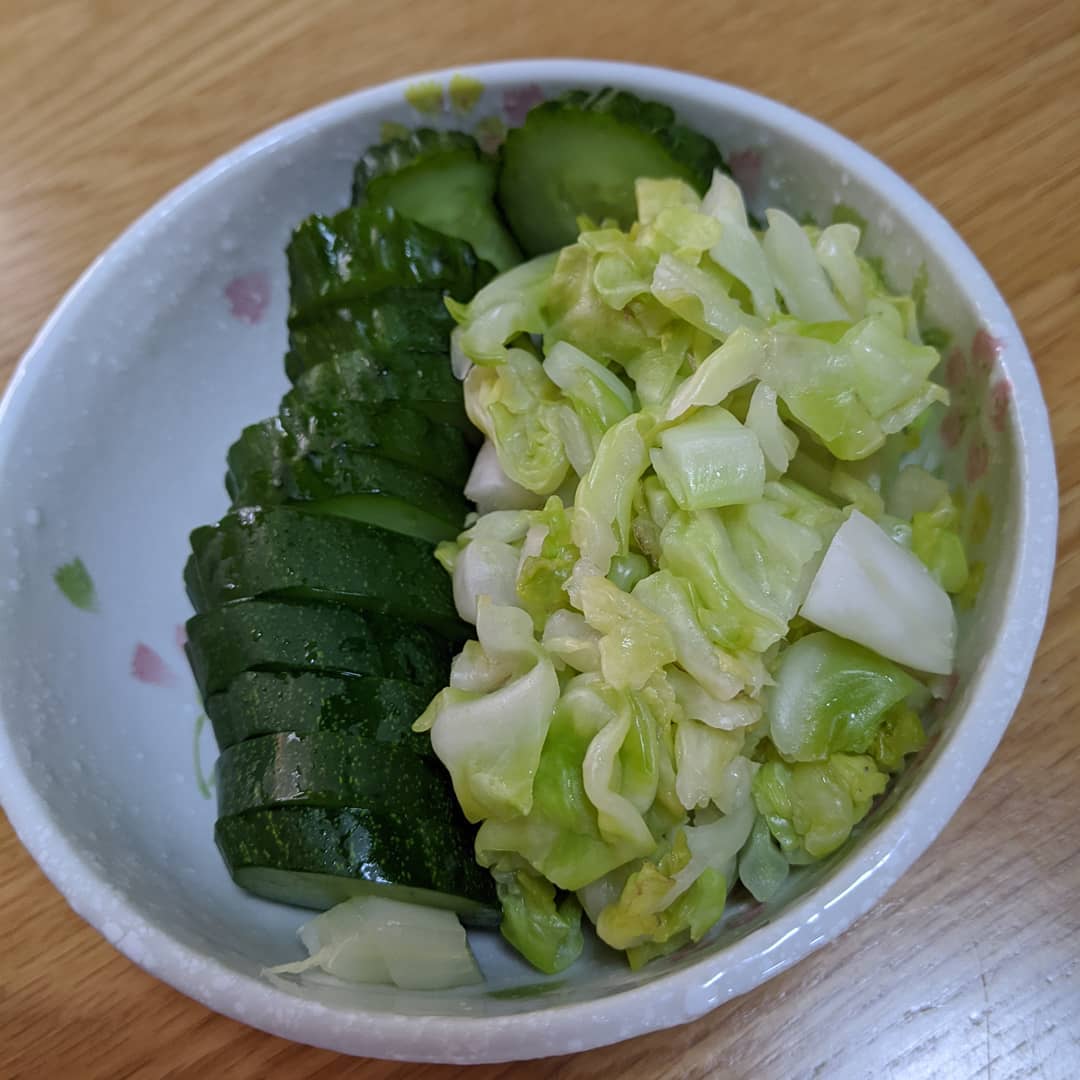 麹漬けきゅうりとキャベツキャベツは初めてひと口食べてみたうまーい野菜高い何でも残ったら漬けるぞ！#福山神辺 #麹漬け #キャベツお初🥰