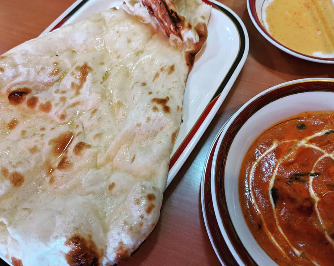 お昼　息子にご馳走になった　インド料理ナンと野菜カレーとサラダとラッシーと言う名の飲み物　このナンの大きさには驚いた🤯ぞうり？いやワラジ？びっくり(・・;)美味しさにまたびっくり！ナンと言う？！（笑）#福山神辺 #インド料理店 #びっくりナン