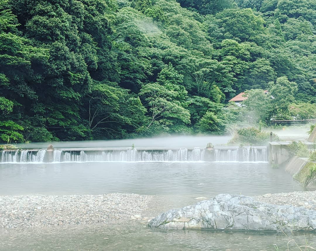 湯原温泉川から湯気が足湯をしたい熱そう　熱かった#福山神辺 #湯原温泉#足湯